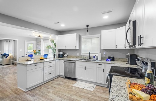 City View House | Near Downtown, 3 Bed 3 Bath, 2 EnSuite, FirePit, Fenced Yard Great for Pets