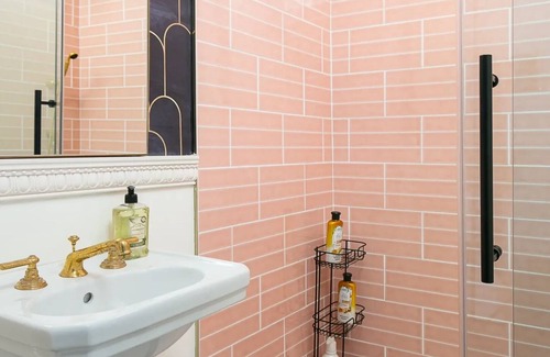 Rampart Village Apartment | Near DTLA! Classic Studio for 2!