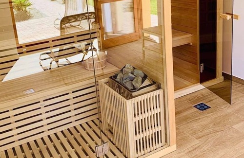 Felsoszolnok House | Near forest with saunas and fire place