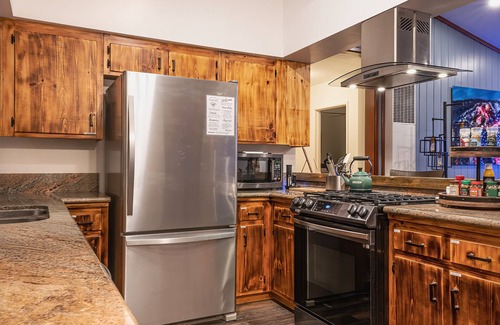 Fox Farm Cabin | Near Lake & Village - Gorgeous! ❤️ Fenced Spa EV Fire pit Ping Pong