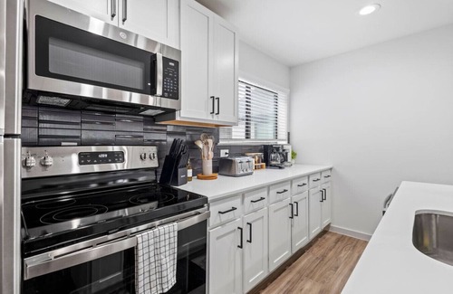Oak Lawn Apartment | Near Medical District & Walkable to Oak Lawn Bars
