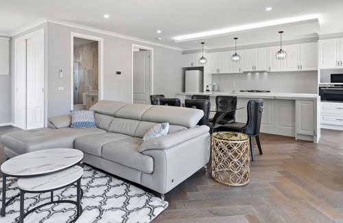 Notting Hill House | Near Monash Uni & Shops - Contemporary 4-Bed Home