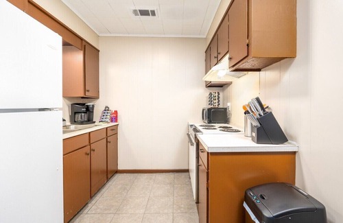 Pineville Apartment | Near P&G | Cleco | 55" 4K TV| King 🛏 | PetsOK🐈
