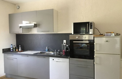 Alignan-du-Vent House | Near pezenas gite Ground floor of a villa, with large private pine garden.