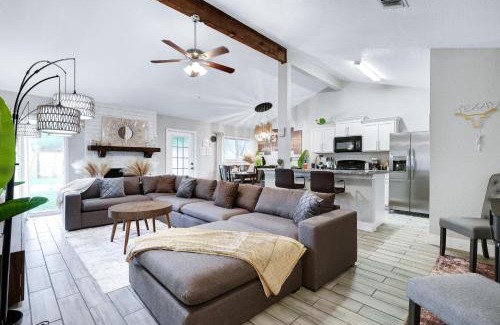Heritage House | Near Sea World Hot Tub Swing Set Bbq Yard Games