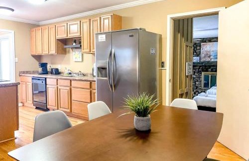 Madison House | Near Space Center- Mahan Splashdown