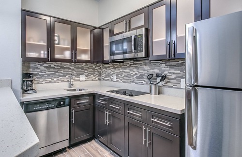 Lubbock Condo | Near Texas Tech University. Free Breakfast. Suite w/Full Kitchen.