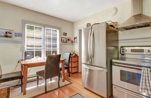 James Bay Cottage | Near the Ocean/Self Check-in/Out/Wifi/High Cleaning Standards