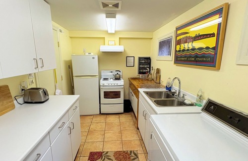 Dunbar House | Near UBC, downtown, airport, beach & only blocks from forested park & transit.