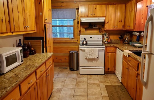 Fleetwood Cabin | Near West Jefferson, Boone + Blue Ridge Parkway! Mountain get away w/fireplace.
