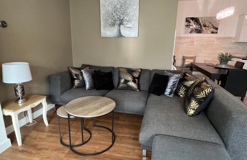 Street Apartment | Nearby Glastonbury, Next to Street Town Centre - Ground Floor Large 3 BD With Parking, Sleeps Up to 6