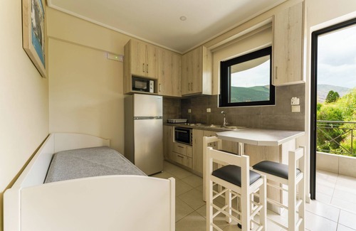 Sarakiniko Apartment | Nefeli studios Eratini-Tolofona greece