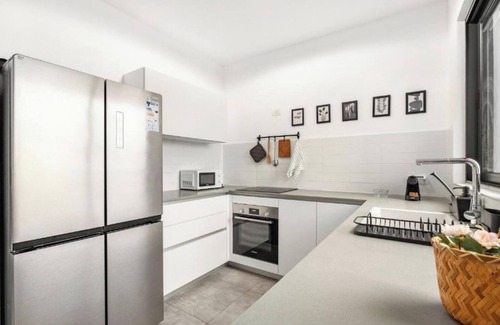 Bene Beraq Apartment | Nehemia Parking and Pool