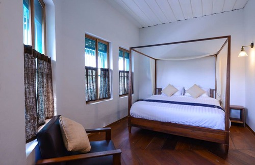 San Chao Pho Suea House | Neighbor Phuthon