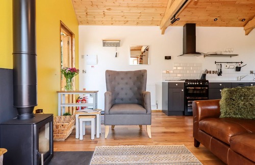 Crediton Cottage | NELLI LODGE AT MILE END, pet friendly in Cheriton Fitzpaine