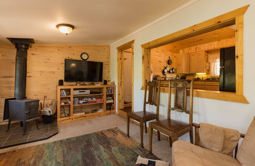 Bayfield Cabin | NellieMay Cabin | Short Walk to the Lake, Porch, Grill, Gas Firepit, Dogs OK