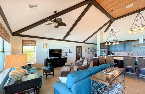 Tar Bay House | NEMO HOUSE-Luxury Beachfront on perfect Beach-Perfect for 4 couples/2 families
