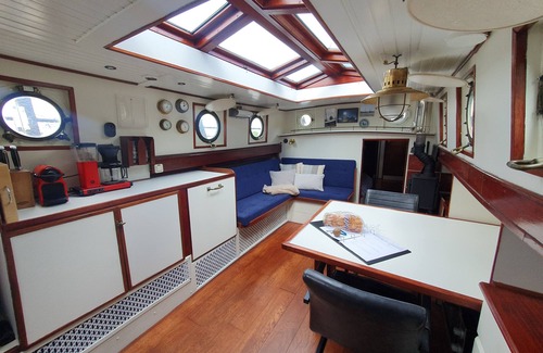 Boornzwaag Boat Rental | Nescio - Unique overnight stay on the water