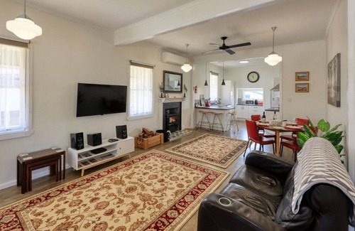 Stanthorpe House | Nestled Adjacent to Quart Pot Creek & Parklands in the Heart of Stanthorpe