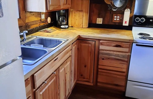 Glouster Cabin | Nestled in nature, quaint & cozy little upscale rustic cabin. n