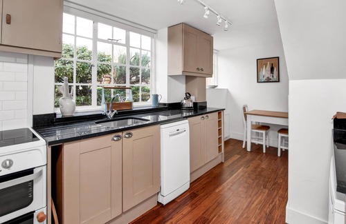 Burford Cottage | Nestled in the quintessential Cotswold village of Little Barrington.