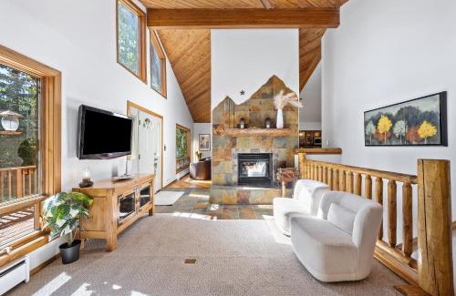 Evergreen House | Nestled Inn Vacation Home Rental Evergreen - Trails, Views, Hot Tub, Skiing!