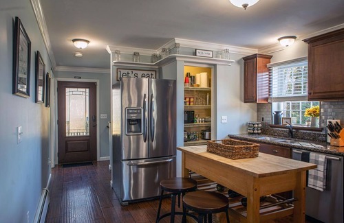 Jaffrey House | Nestled on the edge of the woods near Mount Monadnock
