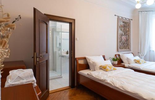 Rosenau- und Thelottviertel Apartment | NEU - 4 Zimmer, 4 Betten, 5 Min zum HBF, Terrasse, 160qm
