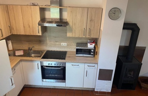 Zandt Apartment | Neu ausgestatteter Ferienbungalow mit Kaminofen, Garten & Smoke-Grill