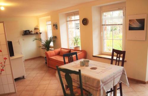 Mesekenhagen Apartment | NEU Fewo im Bauernhaus mit idyllischem Innenhof und Naturgarten