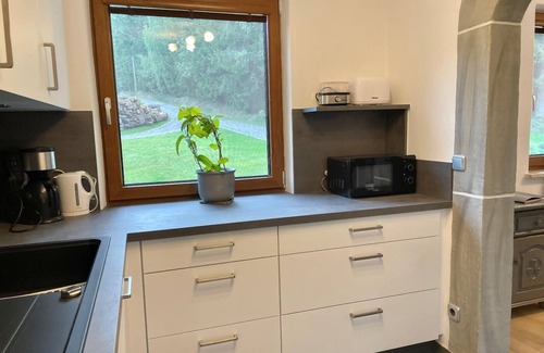 Lam Apartment | Neu Renovierte Ferienwohnung mit Balkon und Kachelofen