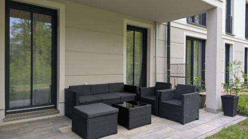 Bestensee Apartment | Neue moderne große Wohnung am See mit Terrasse, Garten, Einbauküche, Badewanne, Dusche, nähe Berlin