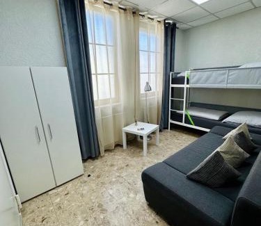 Freiberg am Neckar Apartment | Neuwertiges Apartment mit schnellem WLAN, Glasfaser, Kostenlose Privatparkplatz auch für Transporter geeignet R2