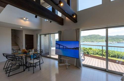 Motobu Villa | NEW！パノラマオーシャンビューのテラスジャグジーは圧巻。新築２階建て吹抜け天井リビングは開放感抜群