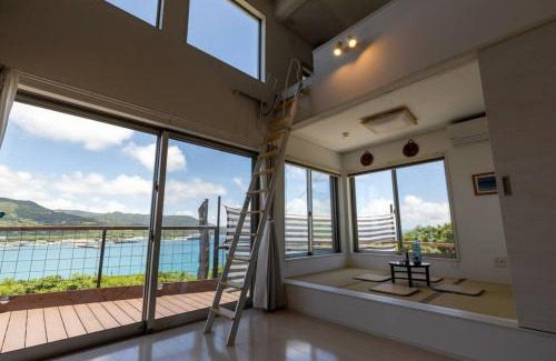 Motobu Villa | NEW！パノラマオーシャンビューのテラスジャグジーは圧巻。新築２階建て吹抜け天井リビングは開放感抜群