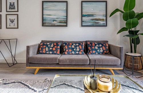 Chilworth Apartment | New 1 bed interior designed apartment, 55 mins to London