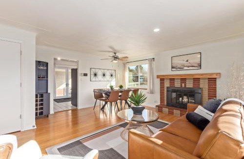 Littleton House | NEW! 1958 Chic Mid-Mod House