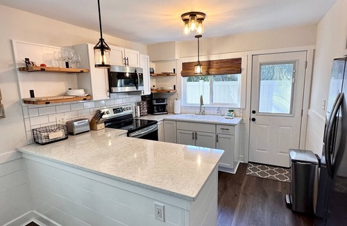 Saint Simons Island House | New 2 Bedroom Beach Cottage! One block to Beach! By CrabDaddy's and Crab Trap!