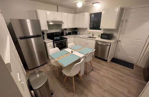 Commerce Apartment | NEW! 2 King Beds, 86" RokuTV, LED Headrests & Grill