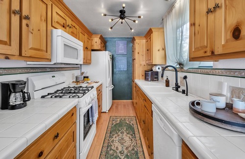 Sugarloaf Cabin | New! 2Bed/2Bath Big Bear Cabin next to forest