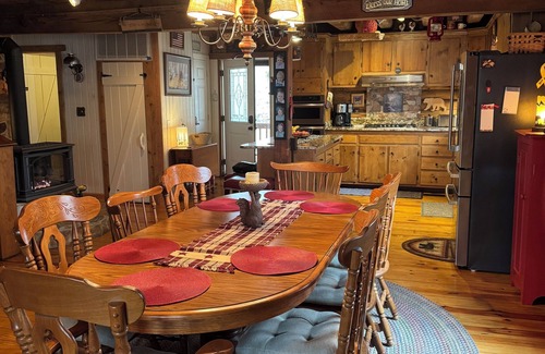 Lackey Cabin | NEW 3-bedroom log cabin in historic triangle of Yorktown/Williamsburg/Jamestown