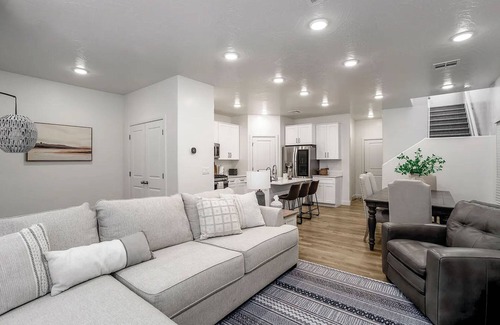 Ivins House | New 3-bedroom townhome with Pool in enchanting Ivins