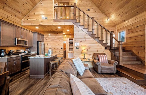 Wears Valley Cabin | *NEW* 3BR Cabin Sleeps 8 Hot Tub BBQ & Game Room!
