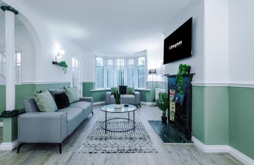 Didsbury House | NEW! 4-Bed Home in Manchester by 53 Degrees Property, Ideal for Business & Long Term Contractor Stays, Sleeps 10!