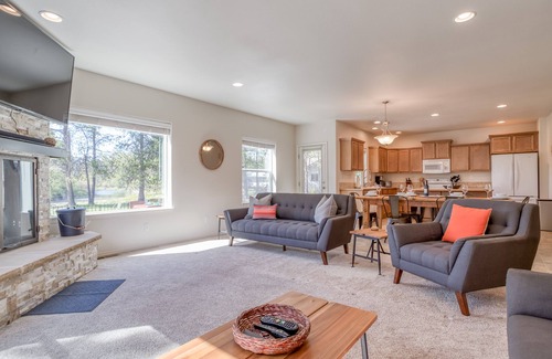 Oregon Water Wonderland House | New 4 bedroom Home Along the Canal and Close to Sunriver!