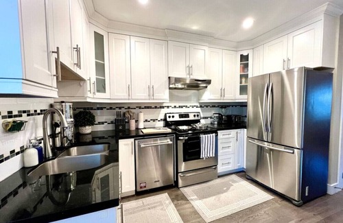 Kensington-Cedar Cottage House | *NEW:4BR Townhouse|King Bed