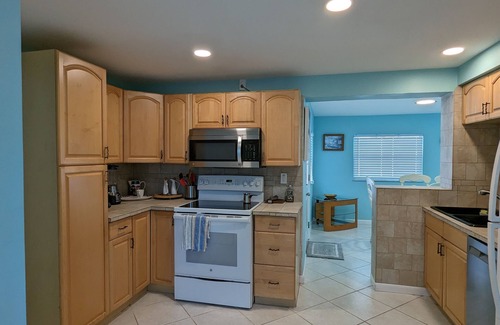 South Gate Ridge House | !NEW! 6mi to Siesta Private Heated Pool 2bd 1bt