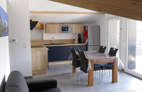 Thones Apartment | New apartment in quiet residence between lake and mountains