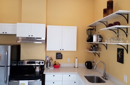 Broadmoor Apartment | New apt in center of New Orleans! Great location for travel nurse/professionals!