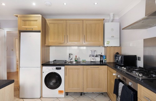 Oakleigh Apartment | New Barnet Penthouse WiFi Parking Near Elstree